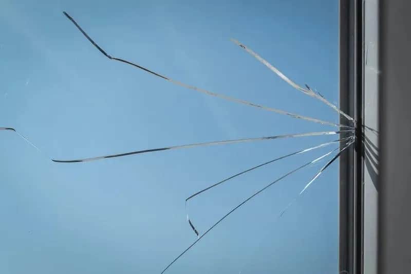 Pęknięta szyba w oknie - Jak naprawić krok po kroku