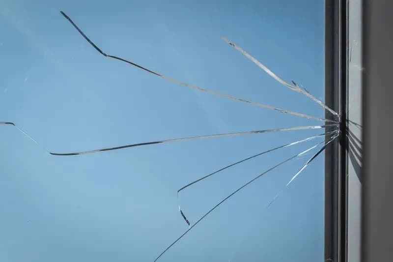 Pęknięta szyba w oknie - Jak naprawić krok po kroku