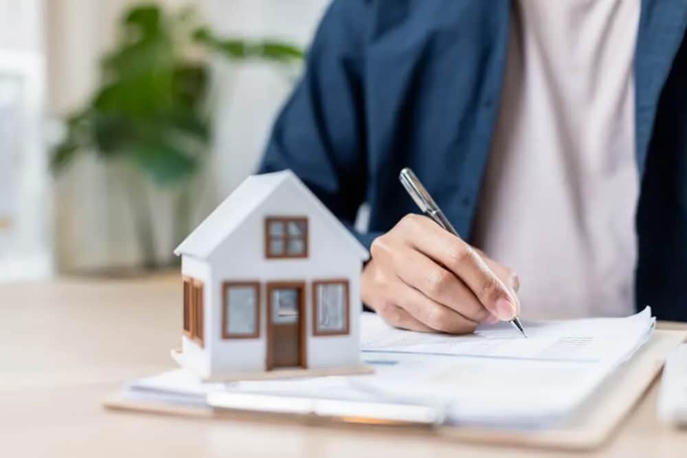 Jak sprawdzić do kogo należy nieruchomość i uniknąć problemów prawnych